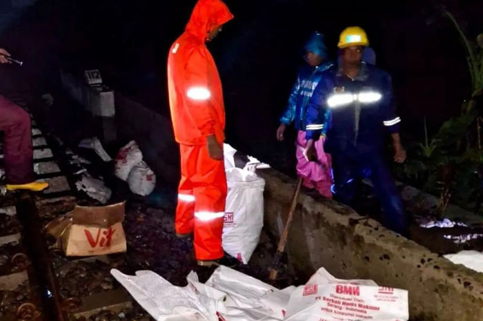 Petugas KAI memperbaiki jalur KA yang terendam air di jalur antara Kaliwungu-Kalibodri, Kendal, Jumat.