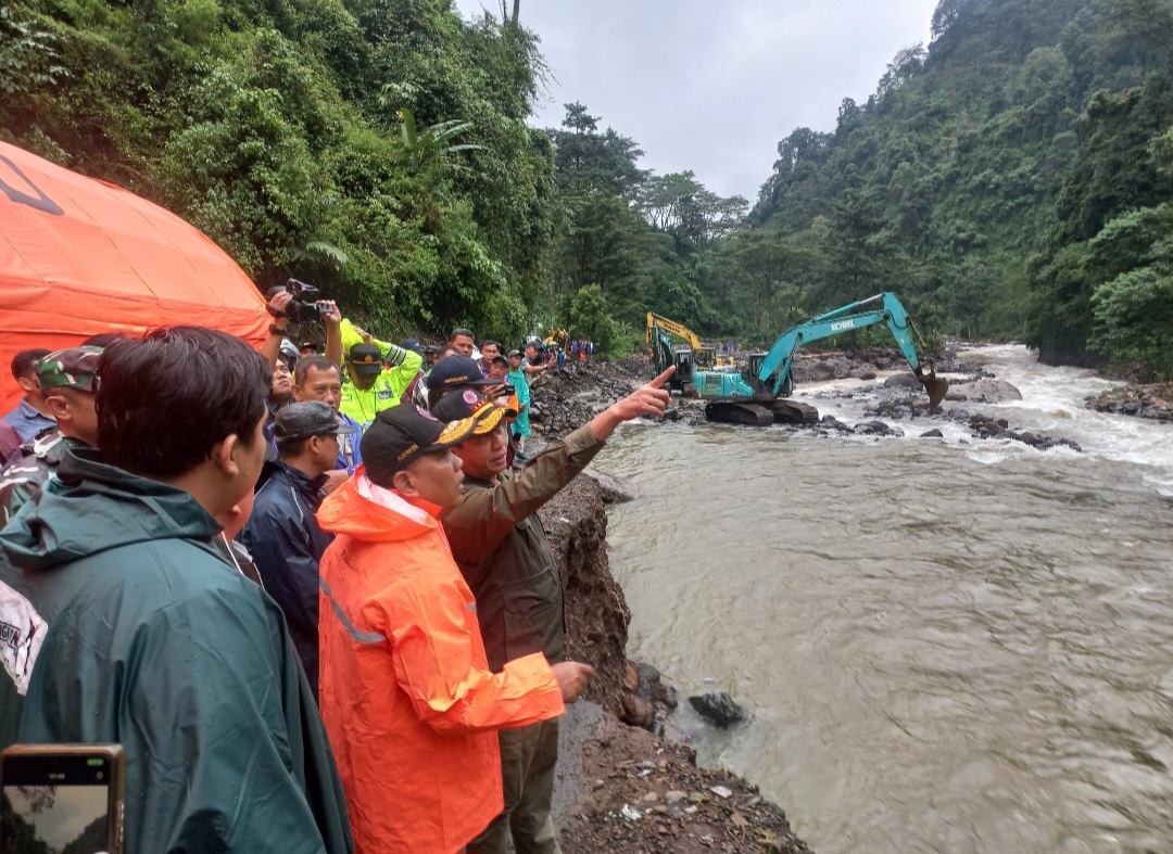 SATSET: Kepala Badan Nasional Penanggulangan Bencana (BNPB) Letjen TNI Suharyanto meninjau lokasi jalan putus di Kaliombo, Kali Gelis Desa Tempur pada Jumat (16/1).