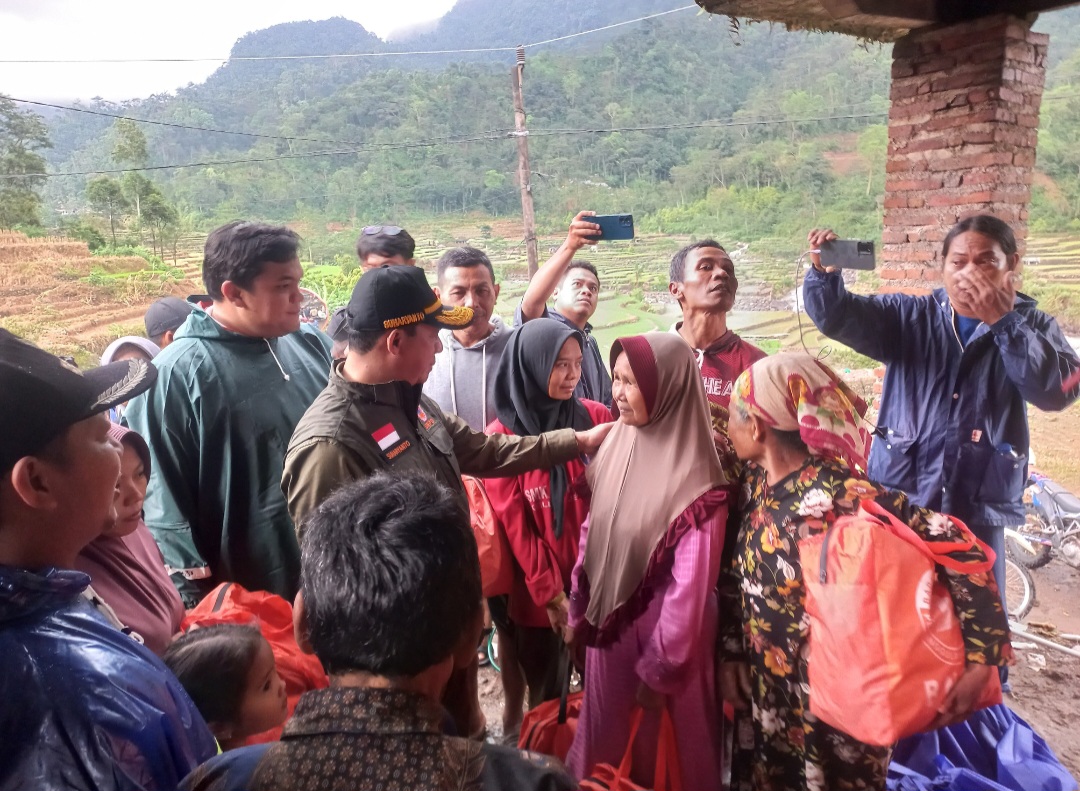 DIALOG: Kepala BNPB tengah berdiskusi dengan warga terdampak longsor di Desa Tempur.