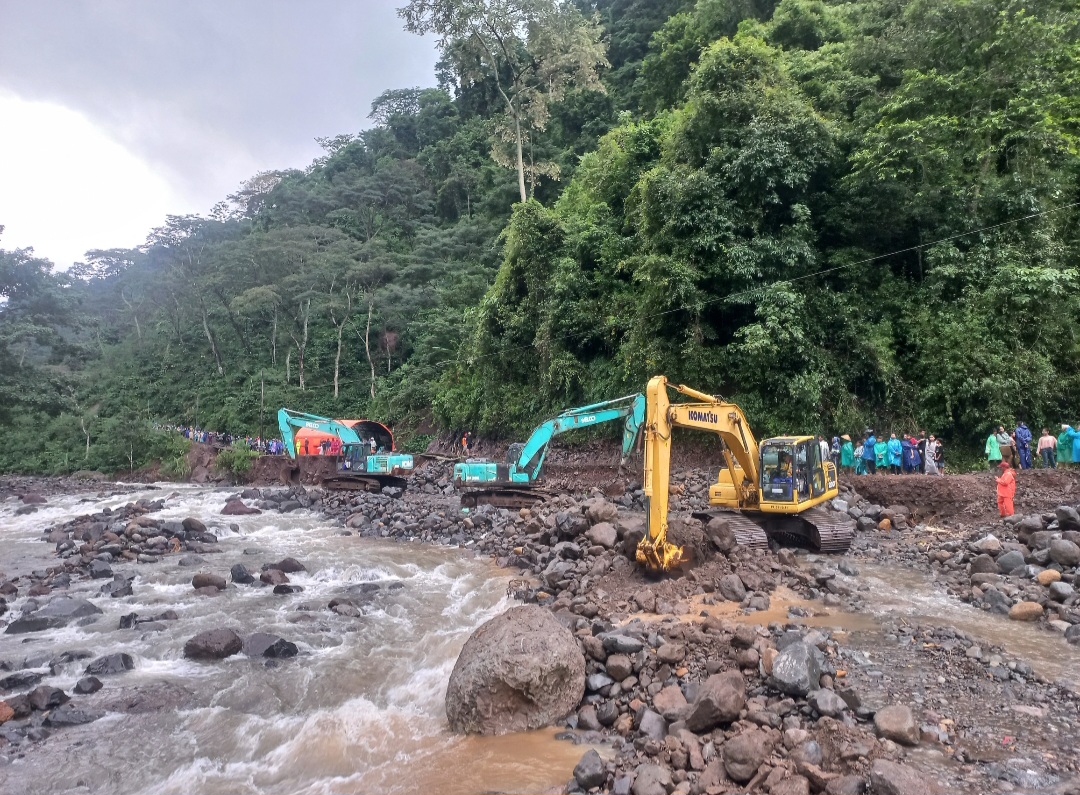 KEBUT: Tiga ekskavator melakukan pengalihan arus Sungai Gelis pada Jumat (16/1).