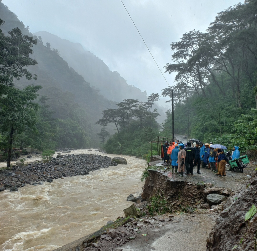 MENGANGA: Kondisi jalan di daerah Kaliombo Desa Tempur Kecamatan Keling yang terputus puluhan meter, tergerus dan longsor dilalap aliran Sungai Gelis.
