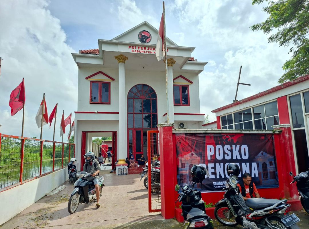 POSKO: Suasana posko pengungsian di kantor DPC PDIP Kudus yang baru di Jalan Lingkar Tanjung, kemarin. (ANDIKA TRISNA SAPUTRA/RADAR KUDUS)