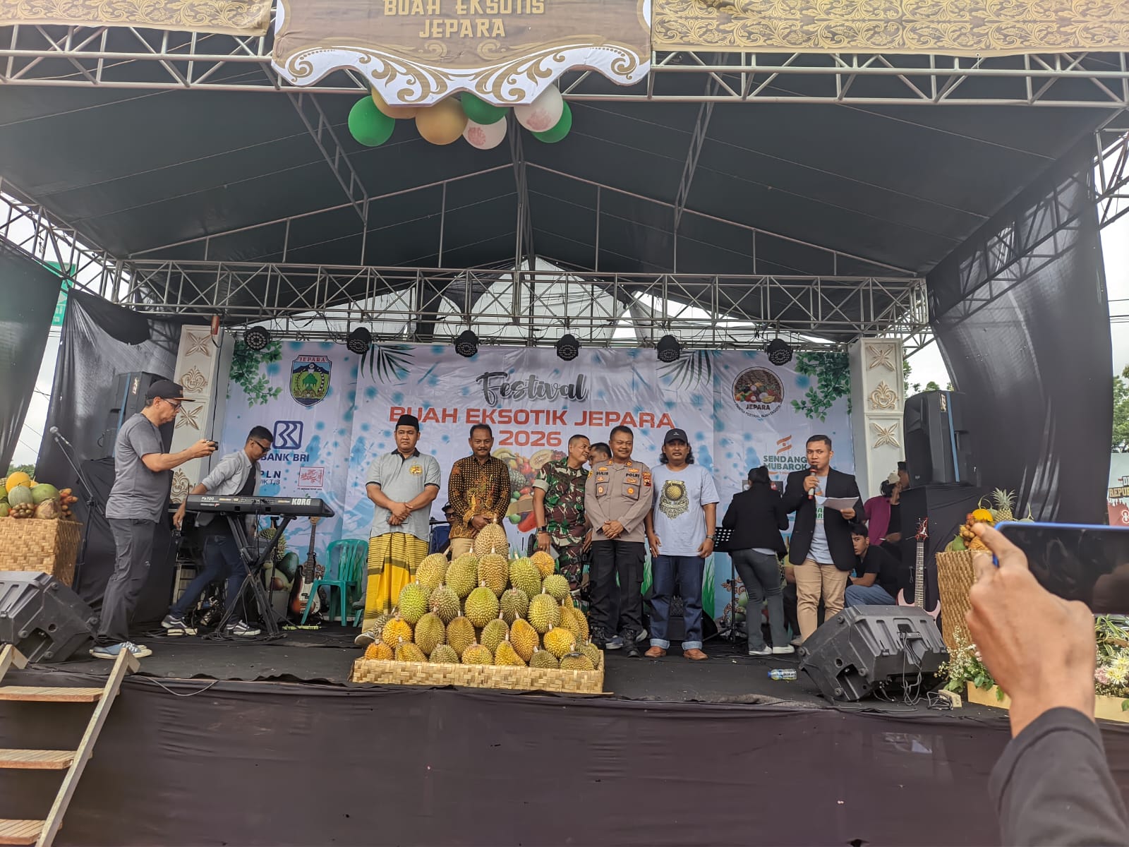 LEZAT: Tumpukan durian saat pembukaan Festival Buah Eksotik 2026 di Alun-alun Jepara.