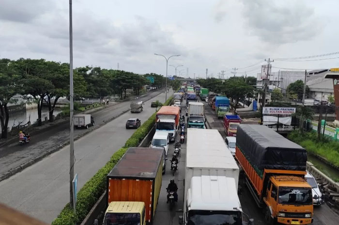 Penampakan Kepadatan arus lalulintas di jalan raya Kaligawe saat ada pengerjaan proyek peninggian jalan