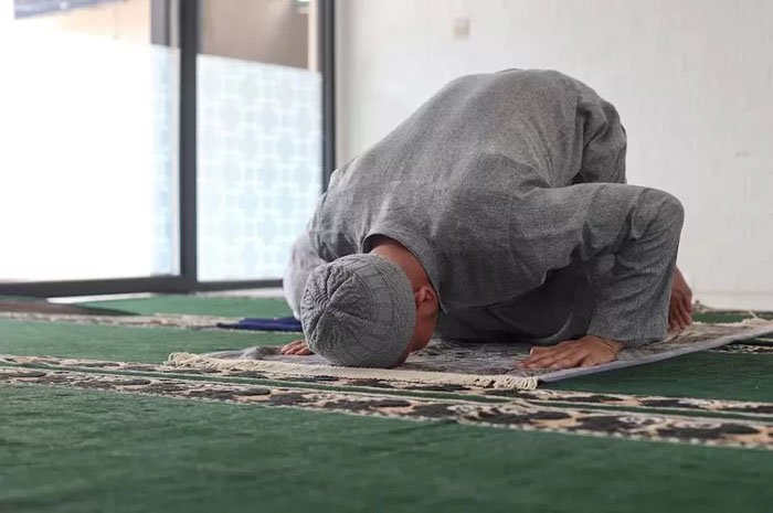 Ilustrasi orang melakukan sujud