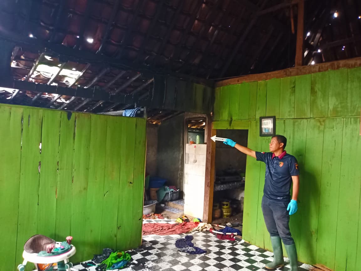 TERBAKAR: Polsek Karangrayung saat menunjukkan lokasi kejadian kebakaran di Desa Dempel Kecamatan Karangrayung.