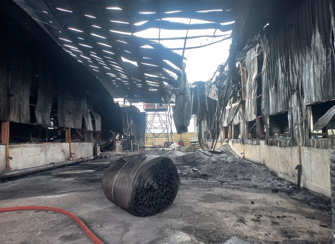 SISA-SISA: Kondiis dalam pabrik PT Chengqi usai terbakar pada Sabtu (17/1).