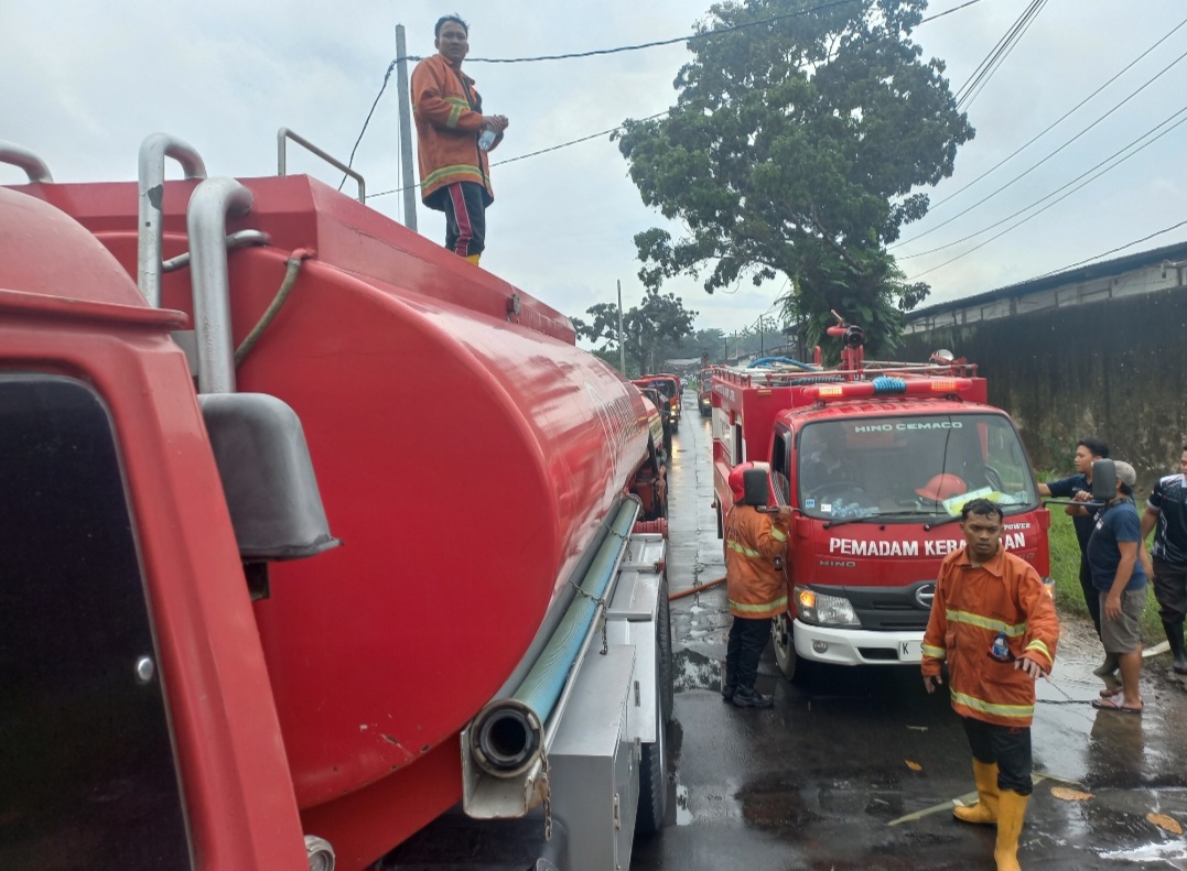 ANTRE: Armada Damkar dikerahkan untuk padamkan api yang melalap PT Chengqi.