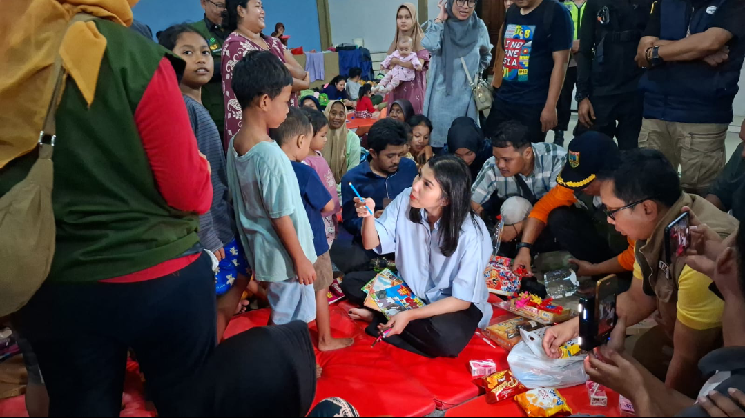 ULURAN TANGAN: Wabup Kudus Bellinda Putri Sabrina Birton mengunjungi dan membagikan mainan untuk pengungsi anak-anak di Posko Pengungsian Balai Desa Gulang, kemarin. (ANDIKA TRISNA SAPUTRA/RADAR KUDUS