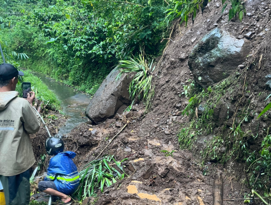 TERPUTUS: Akses jalan menuju wisata alam Air Tiga Rasa Rejenu di Desa Japan terhalang material longsor, Sabtu (17/1). (WARGA UNTUK RADAR KUDUS)