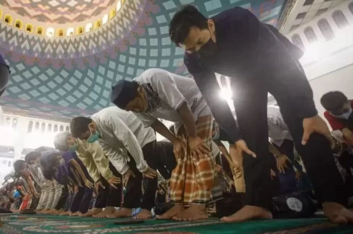 Ilustrasi umat Islam melaksanakan ibadah shalat.