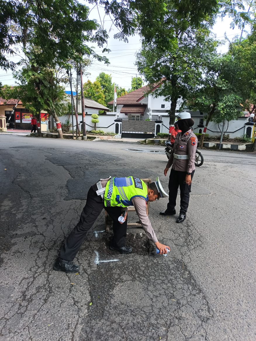 SURVEI: Satlantas Polres Grobogan saat melakukan survei jalan berlubang.