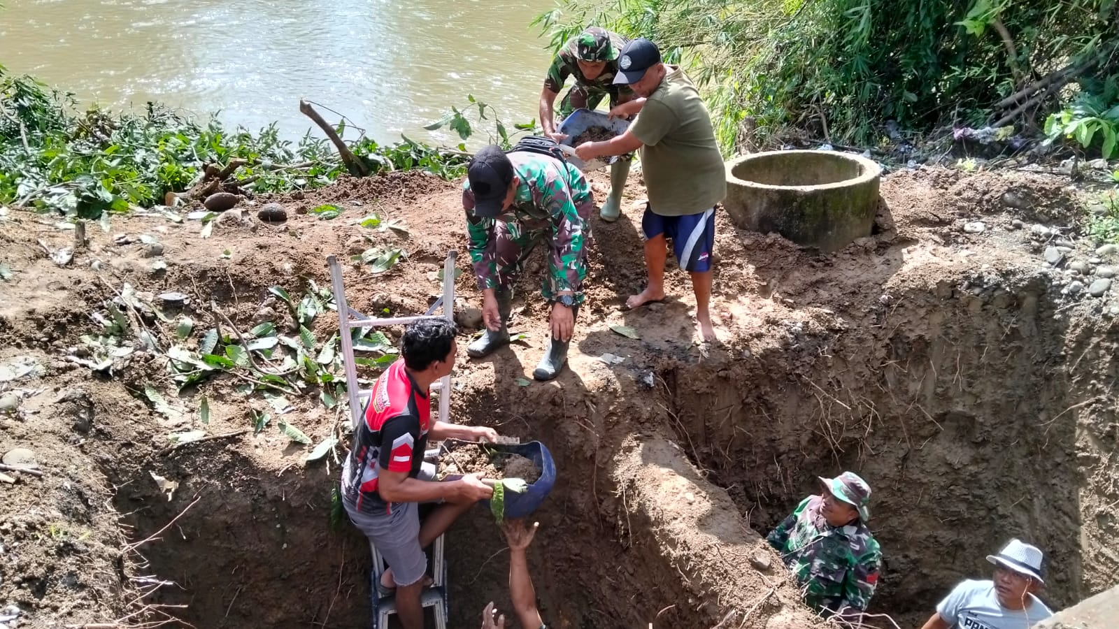 DIMULAI: Gotong royong  pembangunan Jembatan Garuda di Kecamatan Kedungjati.