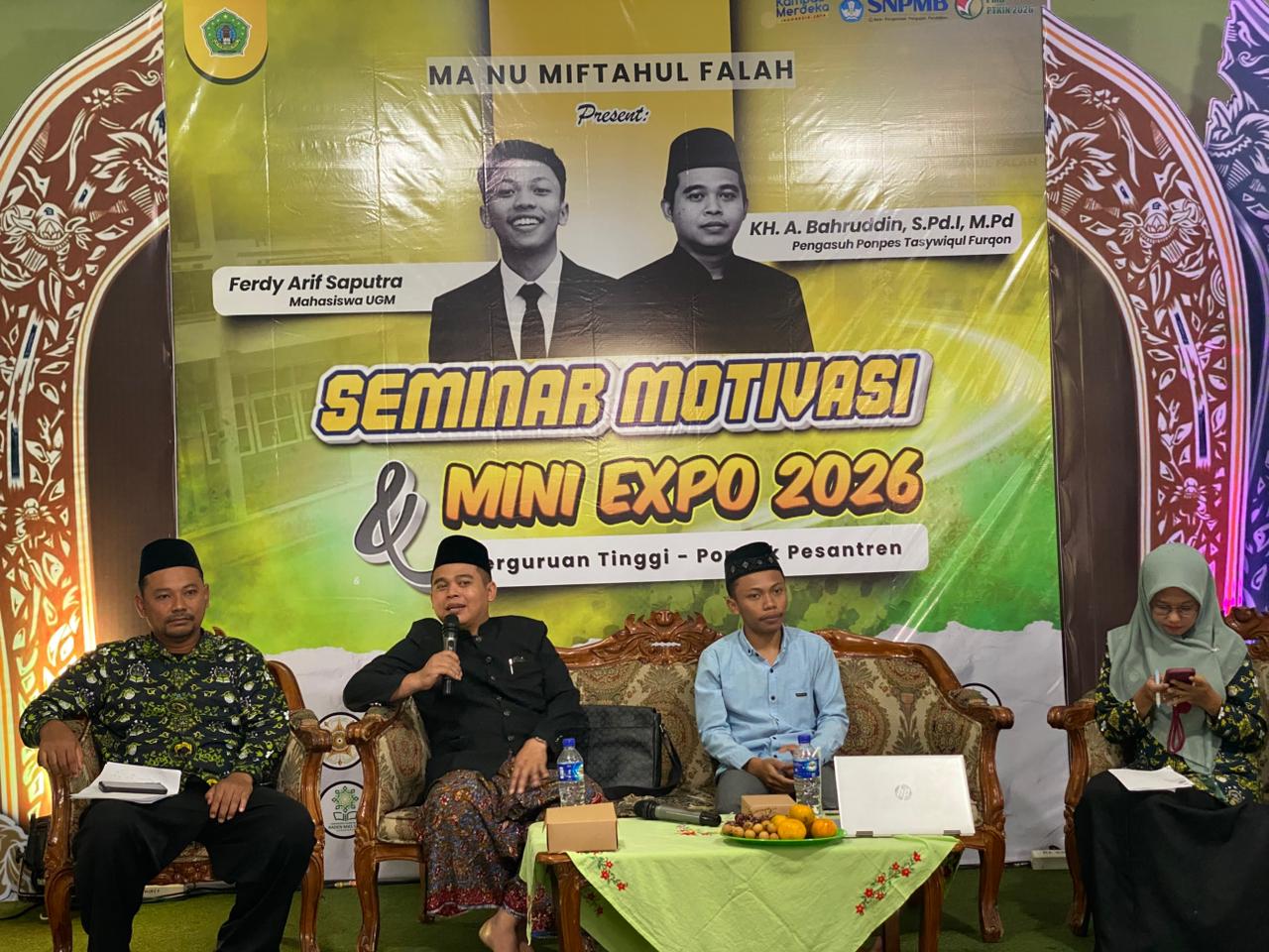 BERI PENCERAHAN:  K.H. Ahmad Bahruddin, S.Pd.I., M.Pd. beri materi di depan siswa MA NU Miftahul Falah, Cendono, Kudus.
