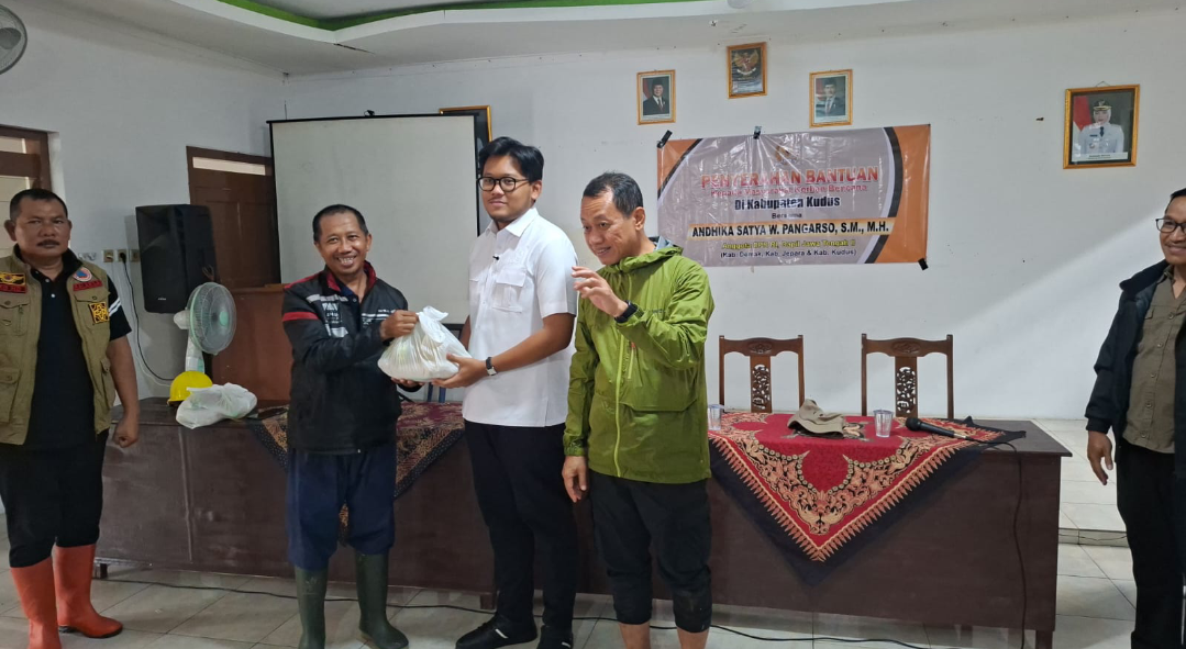 SIMBOLIS: Anggota DPR RI Komisi VII, Andhika Satya menyerahkan bantuan secara simbolis kepada Kades Golantepus dan Masyarakat Kudus terdampak banjir, Minggu (18/1). (ANDIKA TRISNA SAPUTRA/RADAR KUDUS)