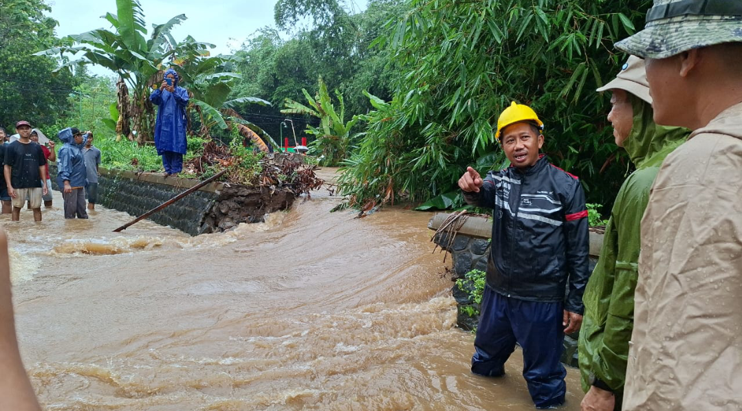CEK LOKASI: Bupati Kudus Sam&rsquo;ani Intakoris meninjau langsung tanggul jebol di Desa Golantepus, Minggu (18/1). (ANDIKA TRISNA SAPUTRA/RADAR KUDUS)