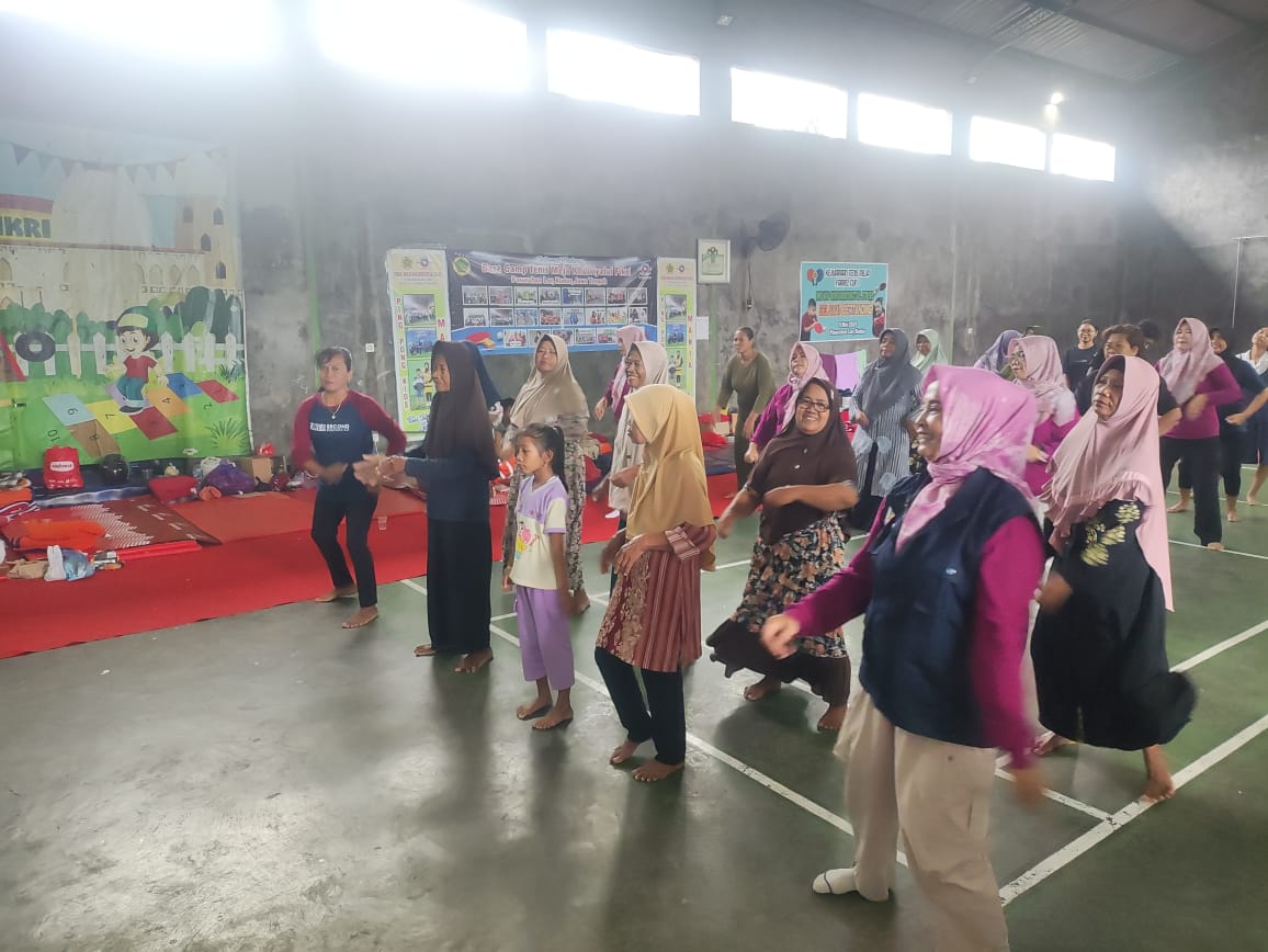 JAGA KEBUGURAN: Pengungsi mengikuti senam bersama dengan IBI Kudus.
