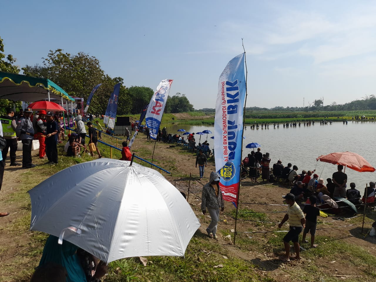 RAMAI &ndash; Ratusan warga mengikuti lomba Mancing Merdeka Tahun 2025 di lokasi bisa melihat KAI yang sedang melintas di samping Danau Tiban Desa Papanrejo, Kecamatan Gubug.