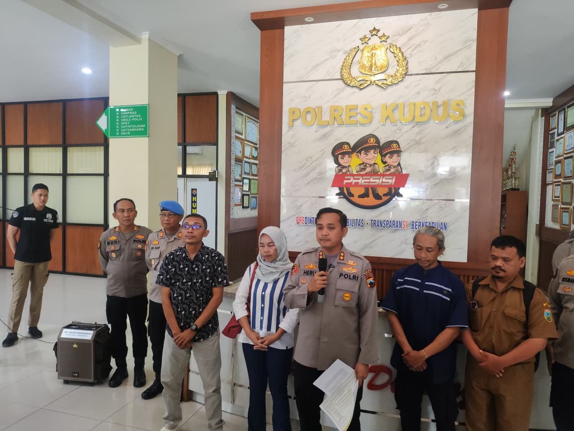 BERJALAN NORMAL: Kapolres kudus bersama perwakilan keluarga korban dan keluarga pelaku pengeroyokan. Konfrensi pers ini dilakukan saat ada dugaan pemeriksaan KPK terhadap saksi Sudewo.