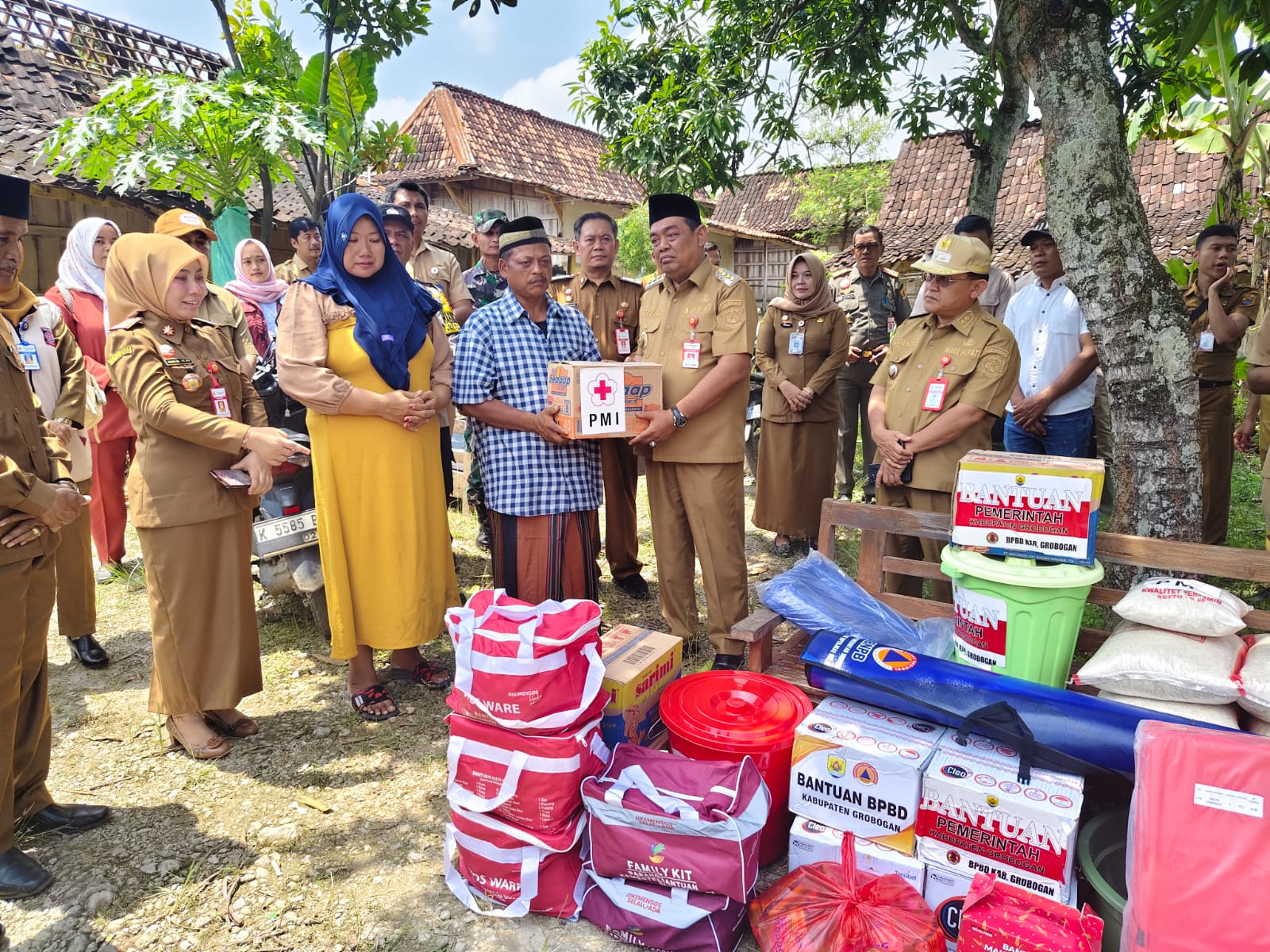 SERAHKAN BANTUAN &ndash; Bupati Grobogan Setyo Hadi bersama Wakil Bupati Sugeng Prasetyo didampingi Kadinas Sosial Indri Agus Velawati bersama OPD terkait serahkan bantuan korban kebakaran di Gubug dan Kara