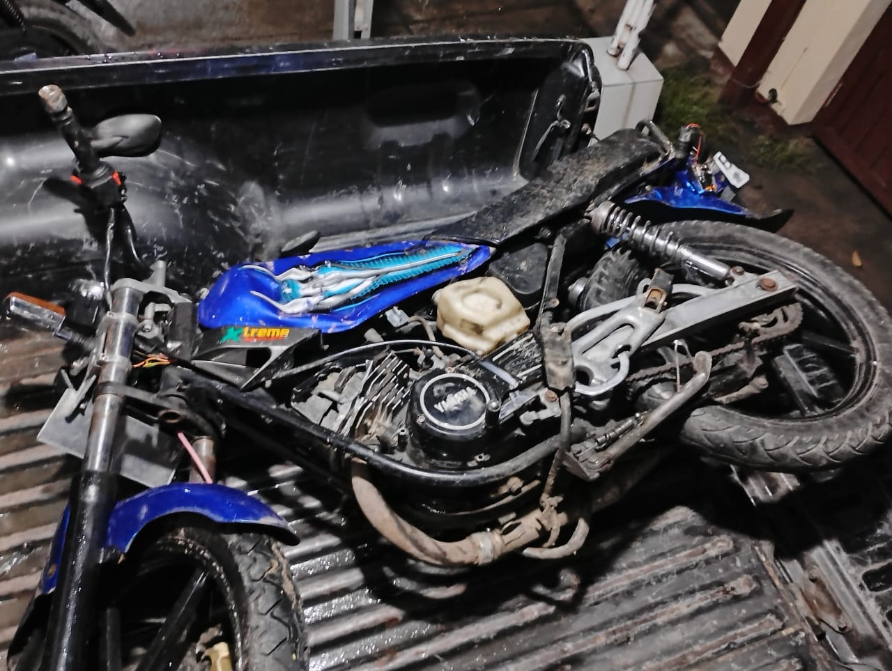 DIRUSAK: Motor Yamaha RX King diamankan pihak kepolisian setelah sempat dirusak warga.