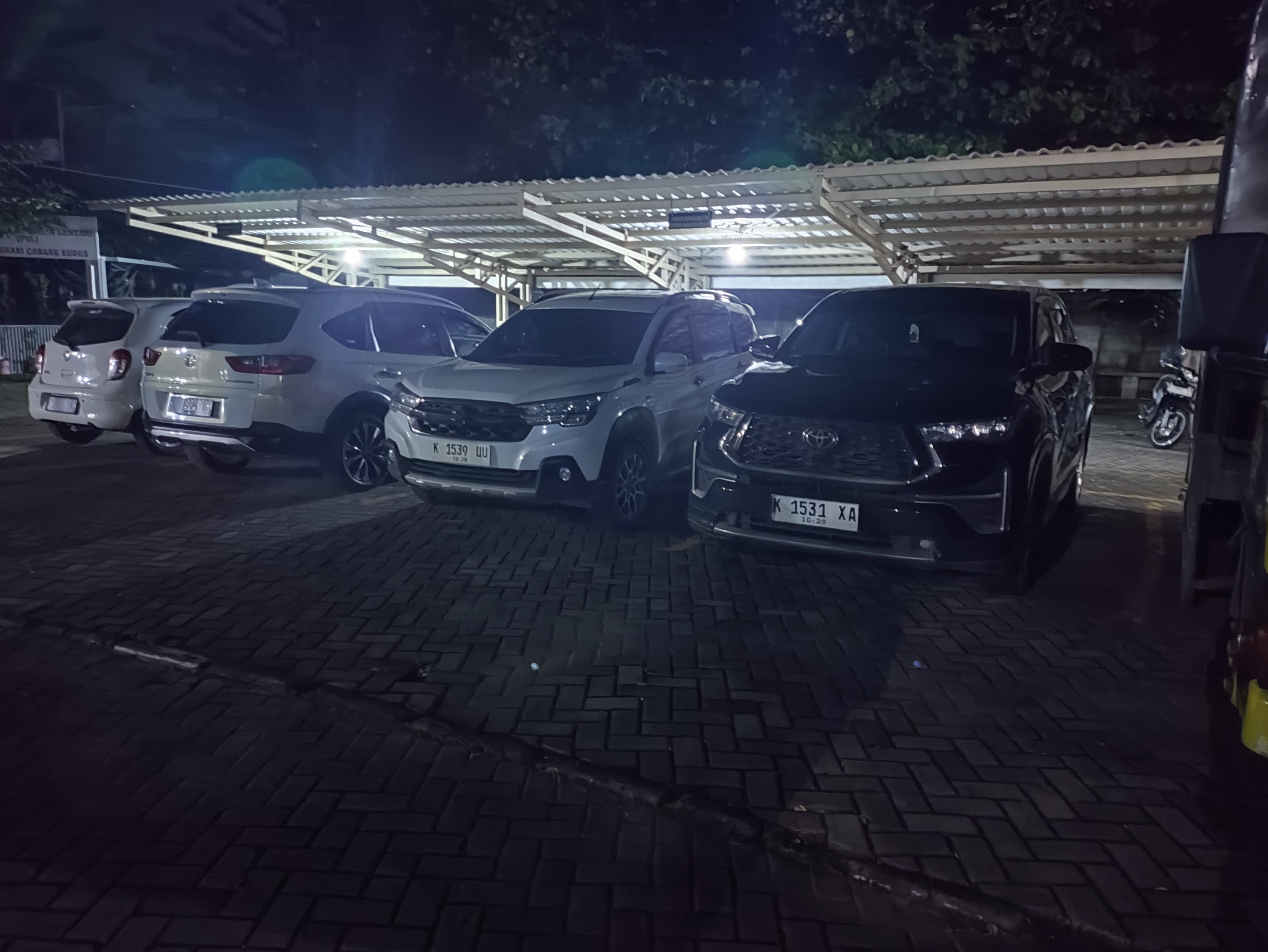 TERPARKIR: Dua Unit mobil bernomor polisi daerah Pati terparkir