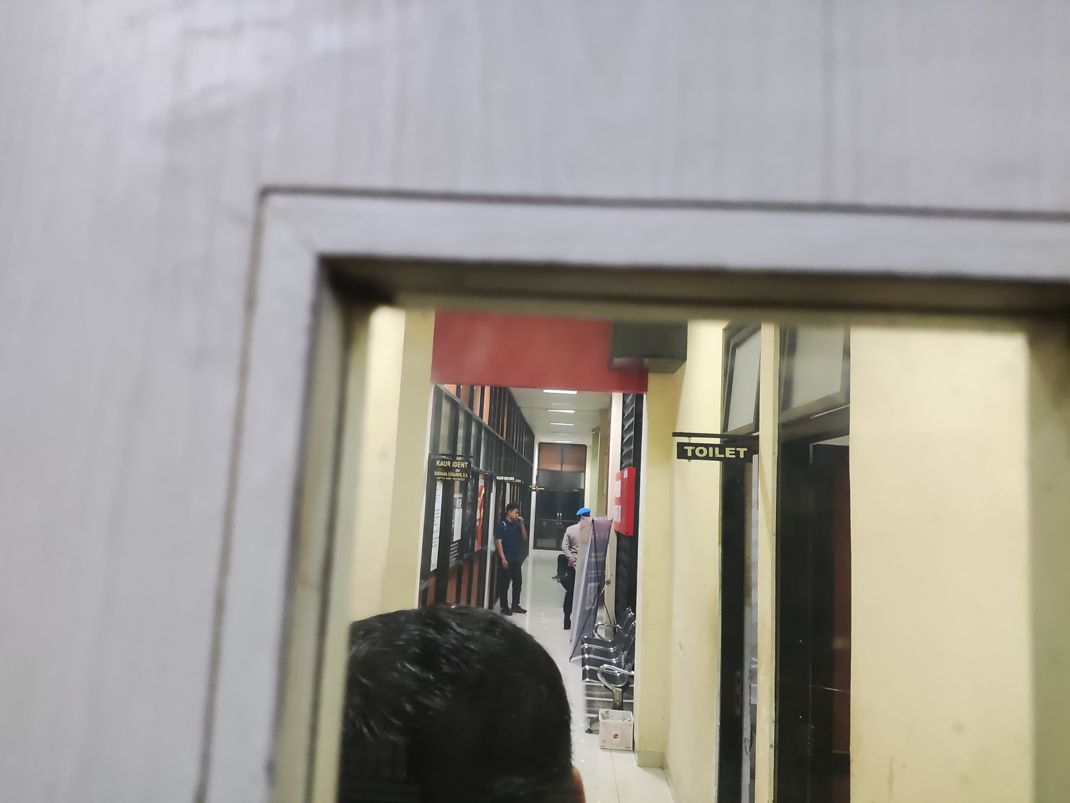 DIJAGA: Sejumlah polisi siaga di lorong ruangan Satreskrim
