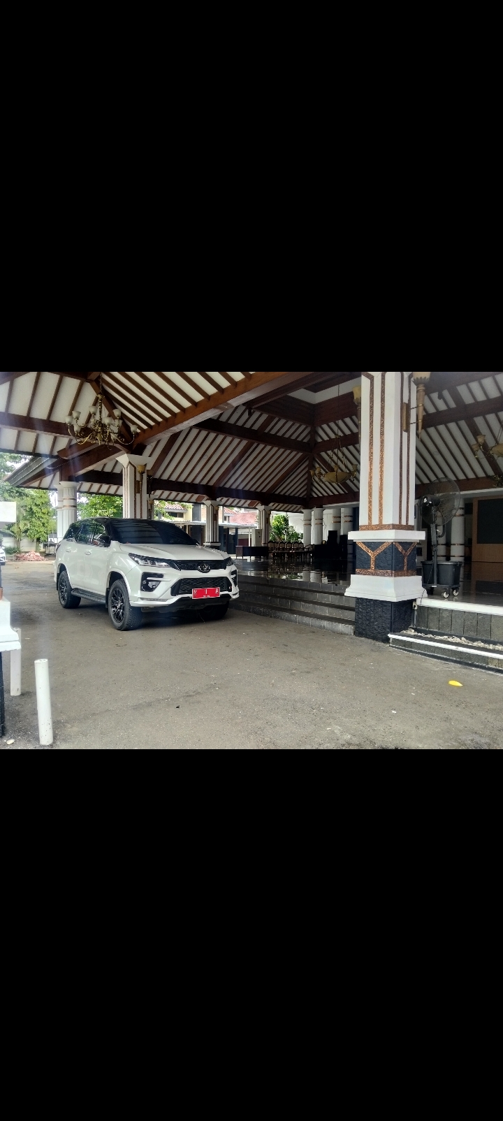 MANDEK: Mobil dinas Bupati Sudewo parkir di depan Pendapa Pati pada Senin (19/1).