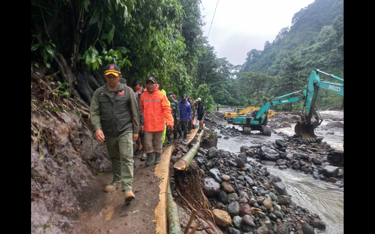 PULIHKAN: Kepala BNPB Letjen TNI Suharyanto meninjau lokasi longsor Desa Tempur pada Jumat (16/1).