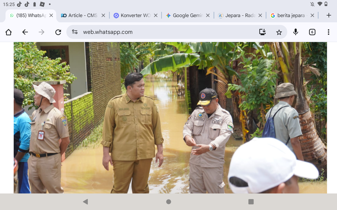 LANGGANAN: Wakil Bupati Jepara M. Ibnu Hajar (tengah) bersama Kepala Pelaksana BPBD Jepara Arwin Noor I., memantau banjir di wilayah Kedung.