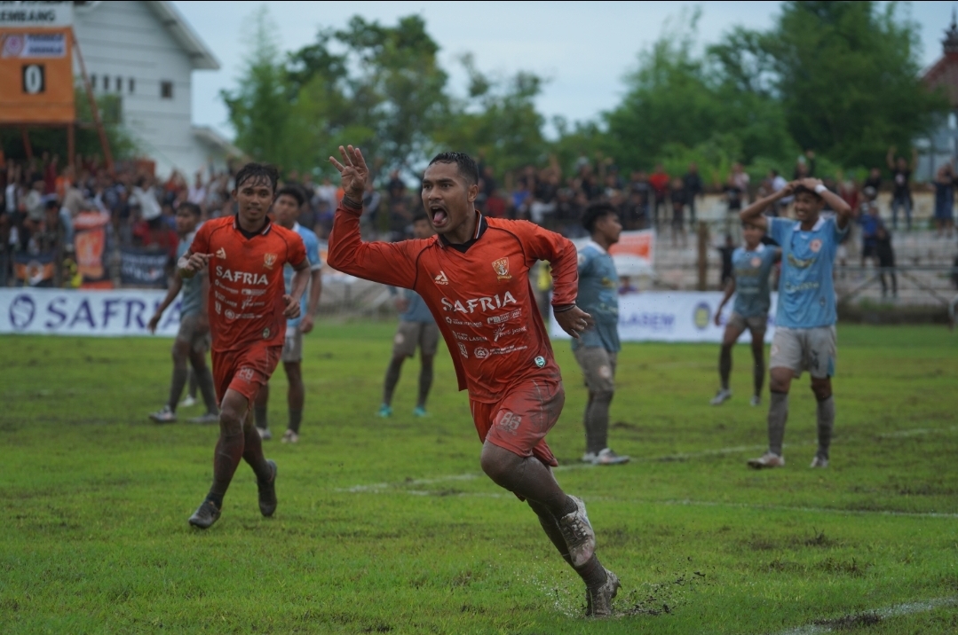 SELEBRASI: M Ubaid pemain PSIR Rembang melakukan selebrasi setelah mencetak gol kemenangan tim Laskar Dampo Awang saat melawan Persiharjo Sukoharjo, Minggu (18/1).