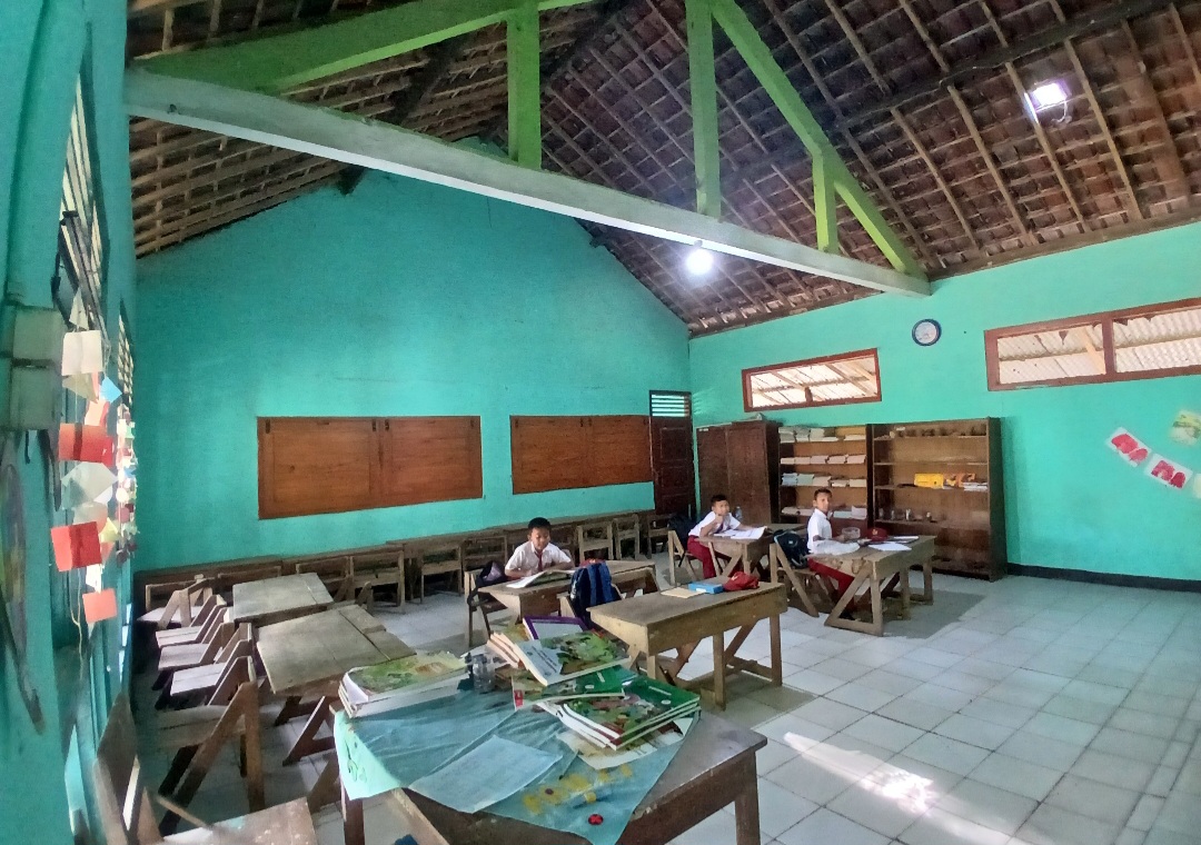 SEPI: Siswa SDN 1 Patalan saat di ruang kelas makan menu MBG