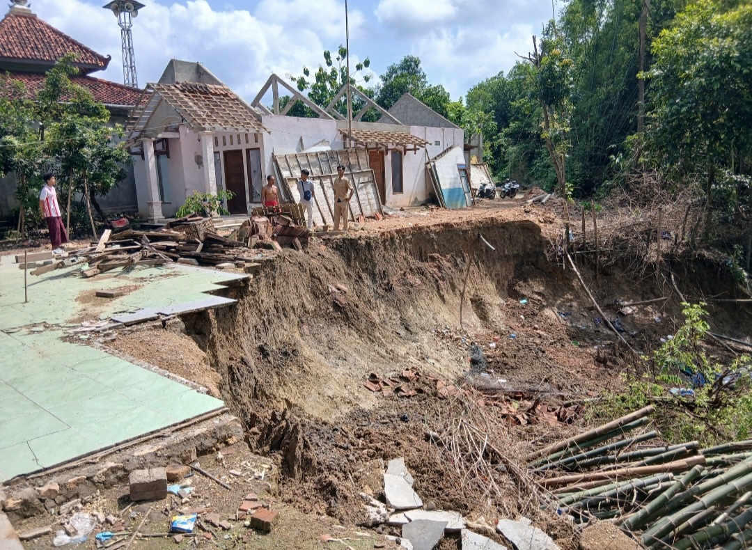 PARAH: Warga saat menengok longsor di Dukuh Lukbang RT 04/RW 02 Desa Puledagel Kecamatan Jepon.