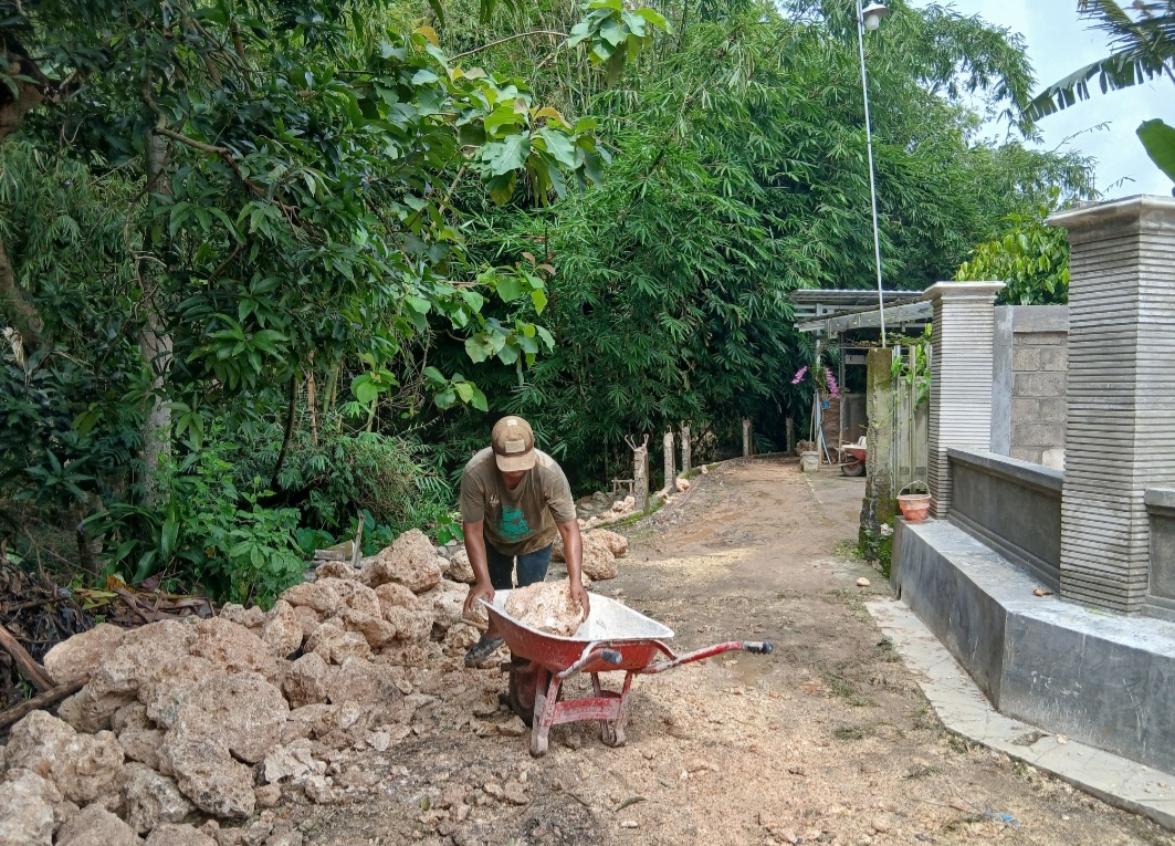 PENGERJAAN: Warga di wilayah RT 02/RW 03 Desa Kalangan Kecamatan Tunjungan saat bekerja membangun jalan alternatif.