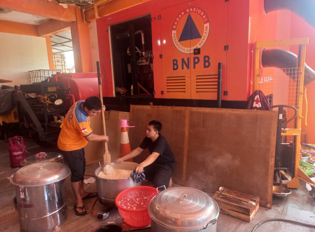 SIAPKAN BAHAN: Para relawan tengah menyiapkan makanan siap santap bagi warga terdampak di dapur umum BPBD Jepara pada Senin (19/1).
