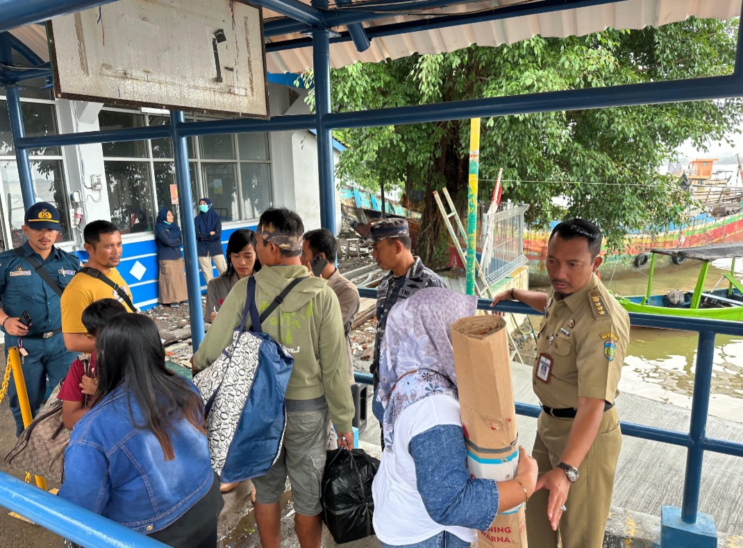 MENYEBERANG: Sejumlah warga Karimunjawa akhirnya dapat pulang kembali setelah tertahan di Jepara selama beberapa hari, pada Senin (19/1).