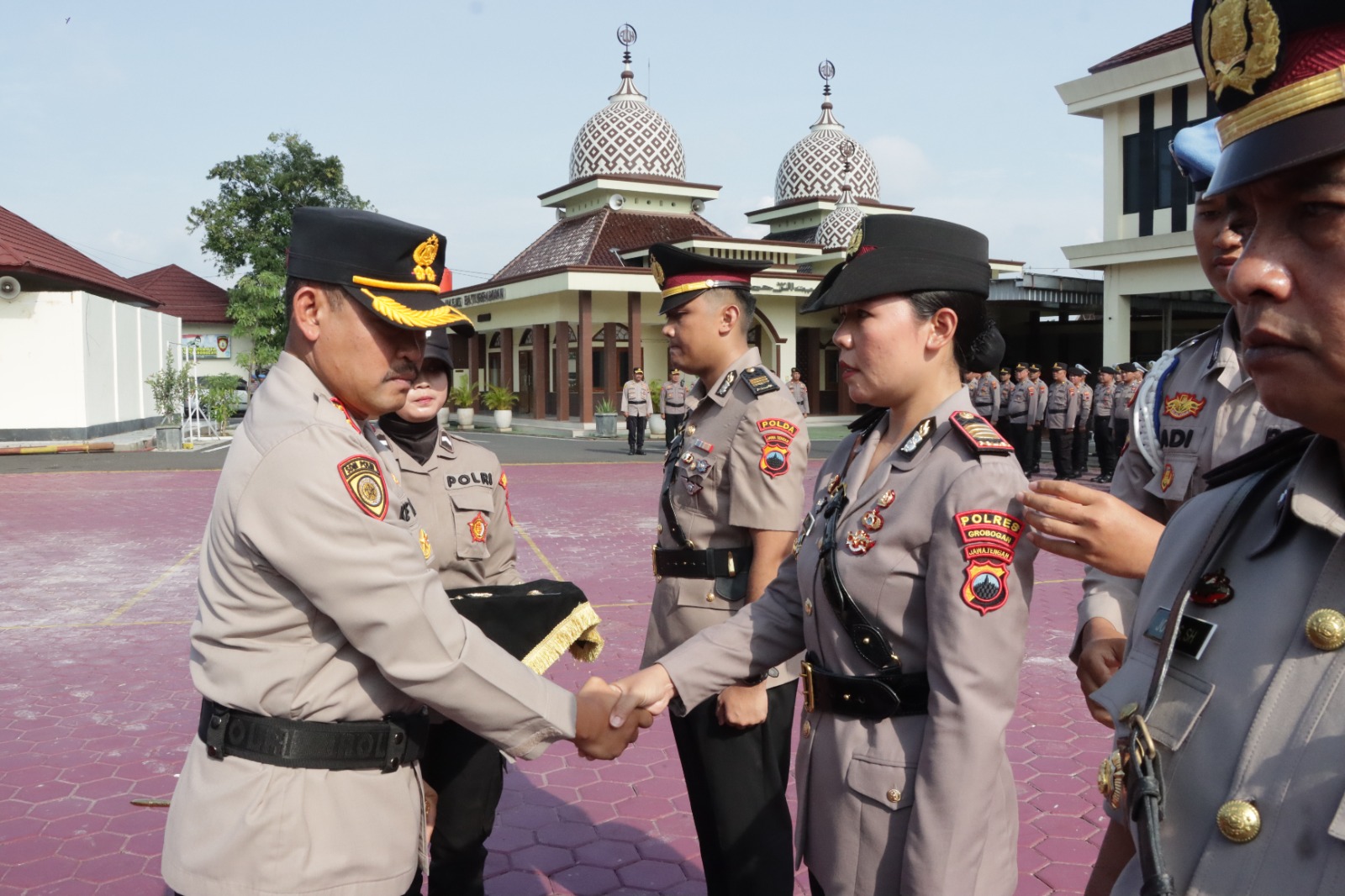 MUTASI &ndash; Kapolres Grobogan AKBP Ike Yulianto memimpin jalanya sertijab kasat dan Kapolsek di halaman Mapolres setempat, Senin (19/1)