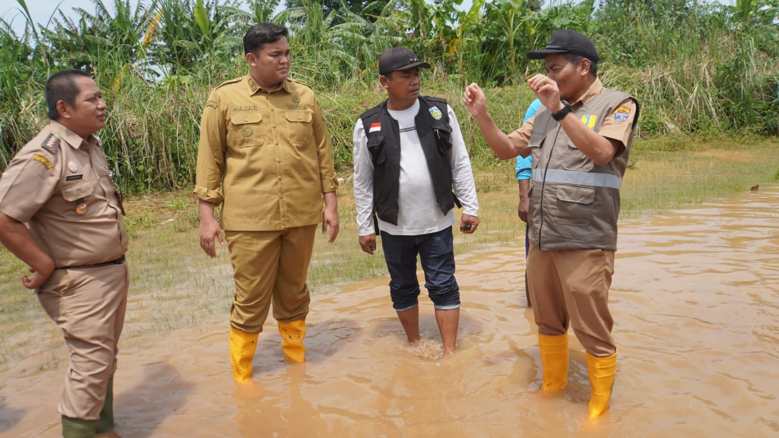 KRUBYUK: Wakil Bupati Jepara Gus Hajar (dua dari kiri) bersama Sekda Jepara Ary Bachtiar meninjau Banjir di wilayah Kedung.