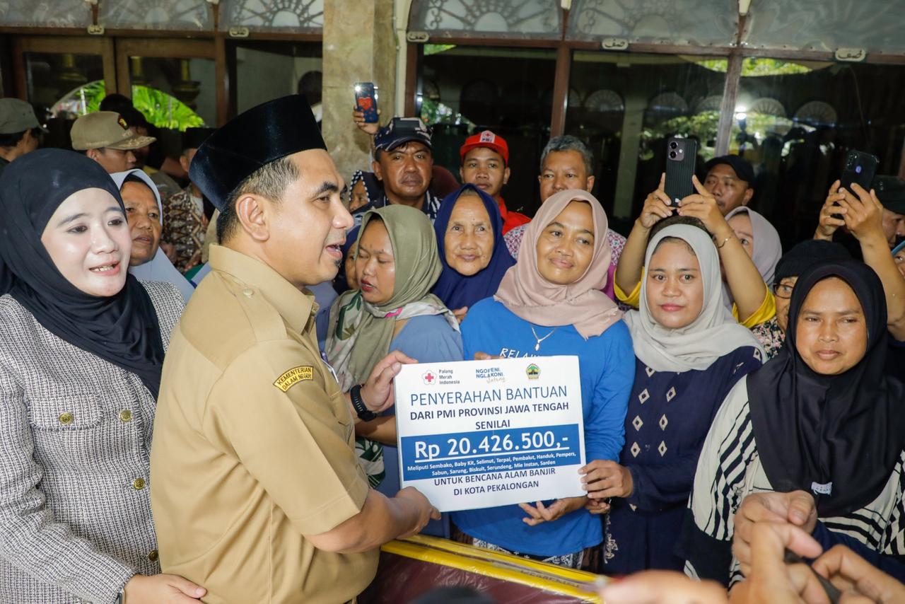 Taj Yasin memberi bantuan pada korban banjir  akibat jebolnya tanggul Sungai Bremi di Kota Pekalongan.