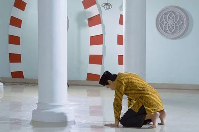 Ilustrasi gerakan shalat bagun dari sujud