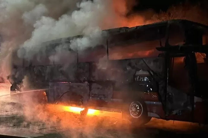 Bus Rosalia Indah yang terbakar di Tol Solo-Ngawi, tepatnya di KM 544, Desa Toyogo, Kecamatan Sambungmacan, Sragen, Senin (19/1/2026) dini hari.