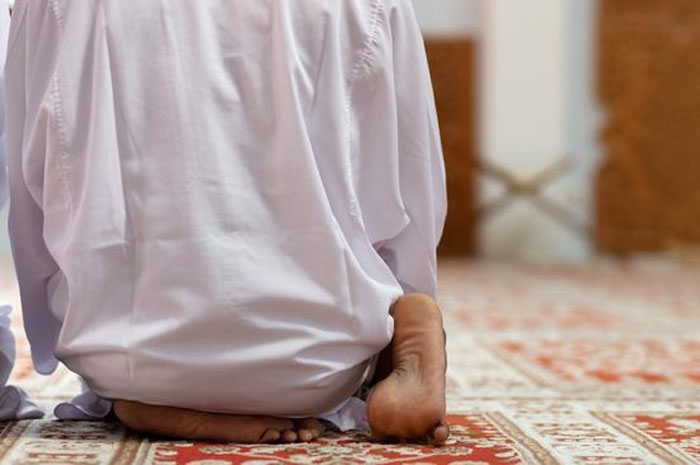 Ilustrasi posisi kaki saat duduk di antara dua sujud