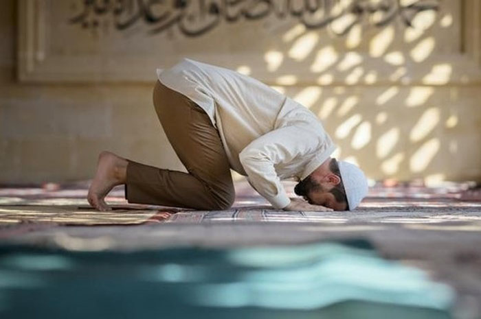 Ilustrasi sujud ketika salat