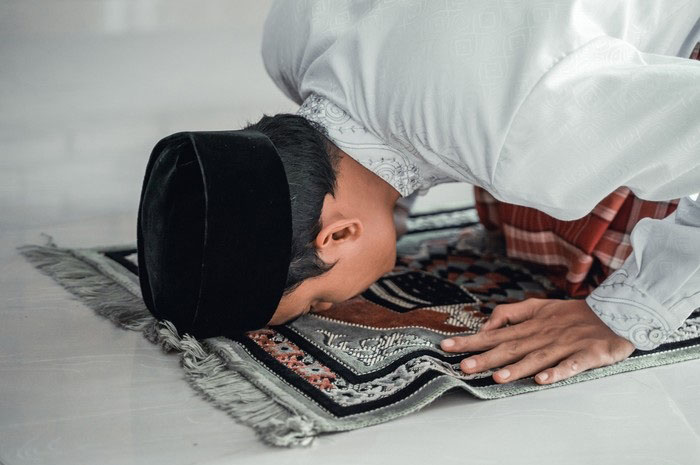 Ilustrasi orang melakukan sujud.