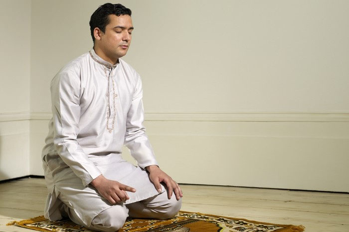 Ilustrasi&nbsp;gerakan tahiyat&nbsp;awal&nbsp;ketika sholat