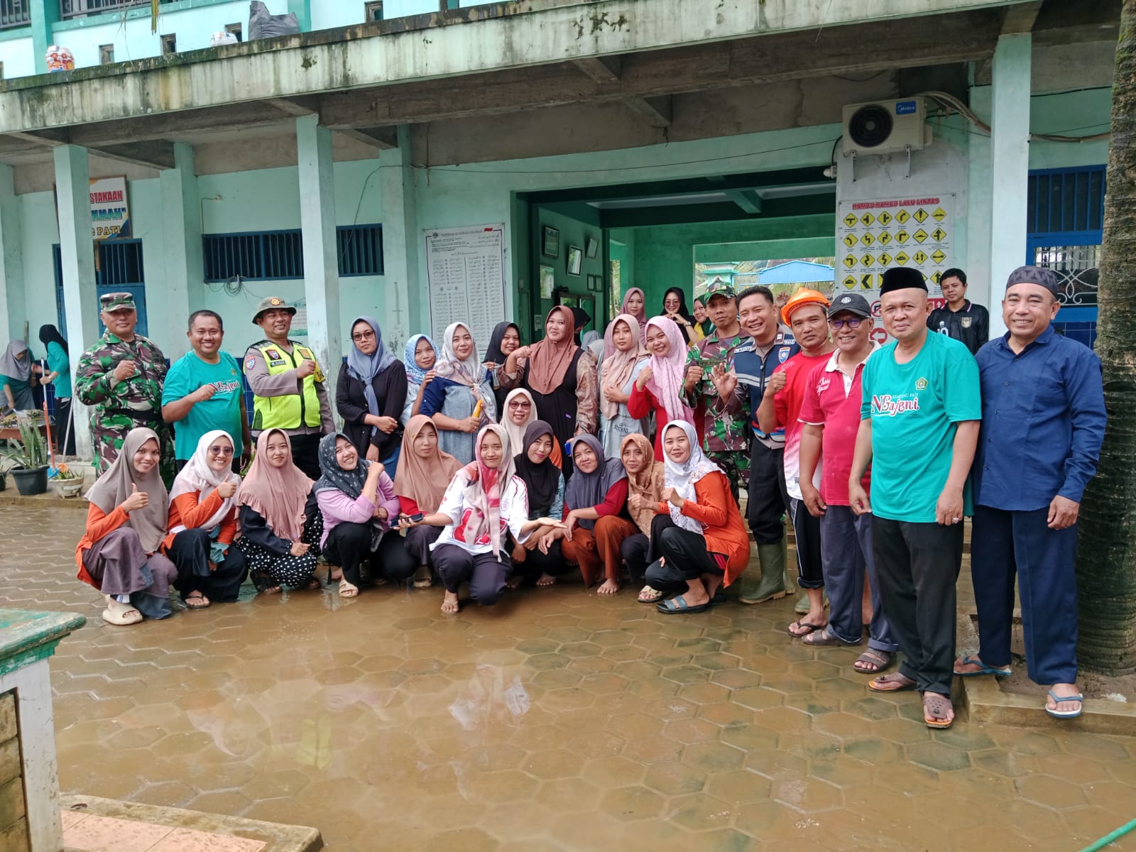 SEMANGAT: Dewan guru, Babinsa Koramil Dukuhseti, Bhabinkamtibmas Polsek Dukuhseti, alumni, serta wali murid MIN 2 Pati bersihkan MIN 2 Pati.