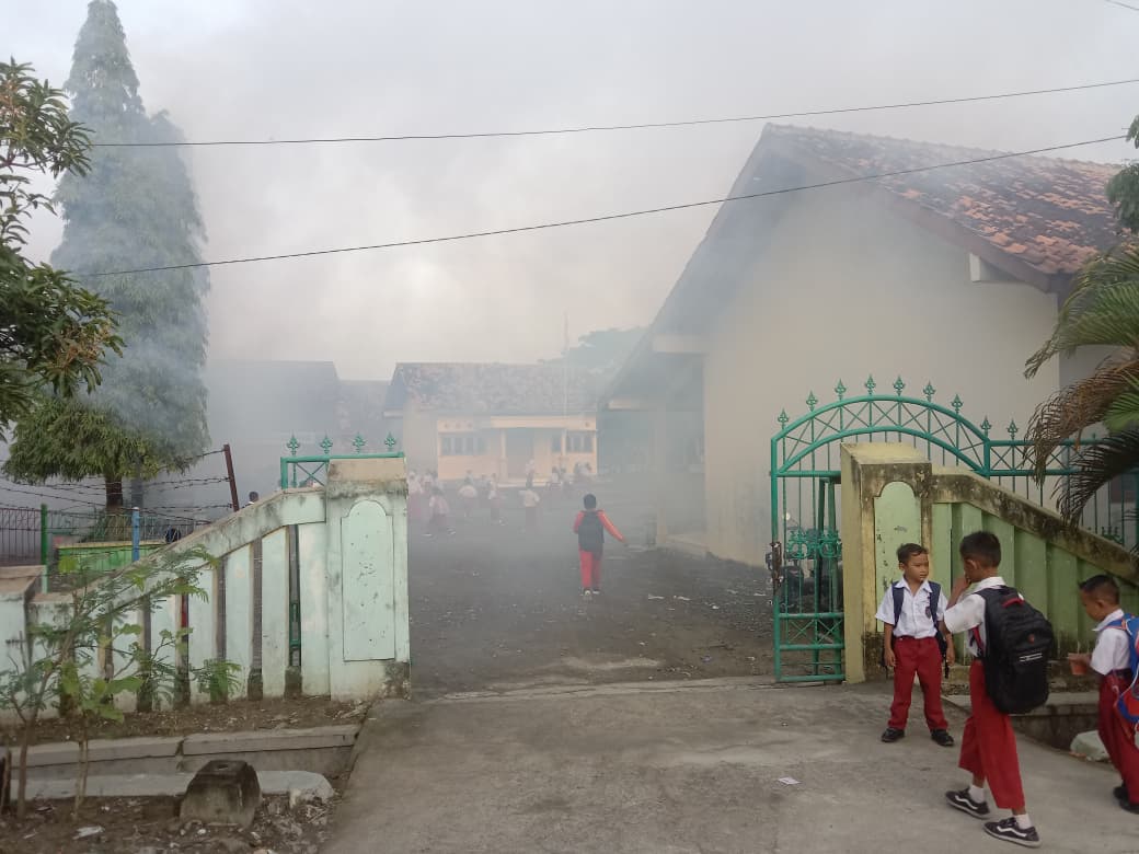 PENGASAPAN: Dinkes Grobogan saat melakukan fogging di wilayah Desa Sugihmanik Kecamatan Tanggungharjo.