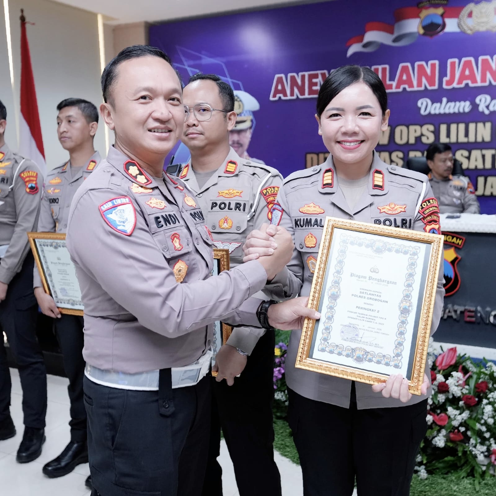 JUARA: Kasat Lantas Polres Grobogan AKP Kumala Enggar Anjarani saat menerima penghargaan di Polda Jateng.