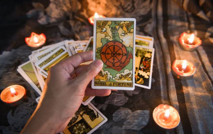 Ilustrasi orang memegang Kartu Tarot