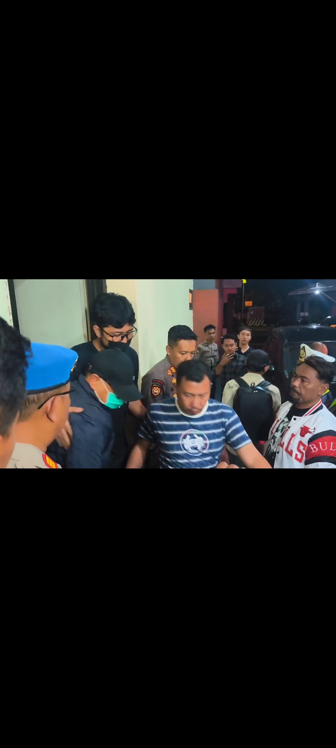 DIAMANKAN: Bupati Pati Sudewo mengenakan topi digelandang oleh KPK